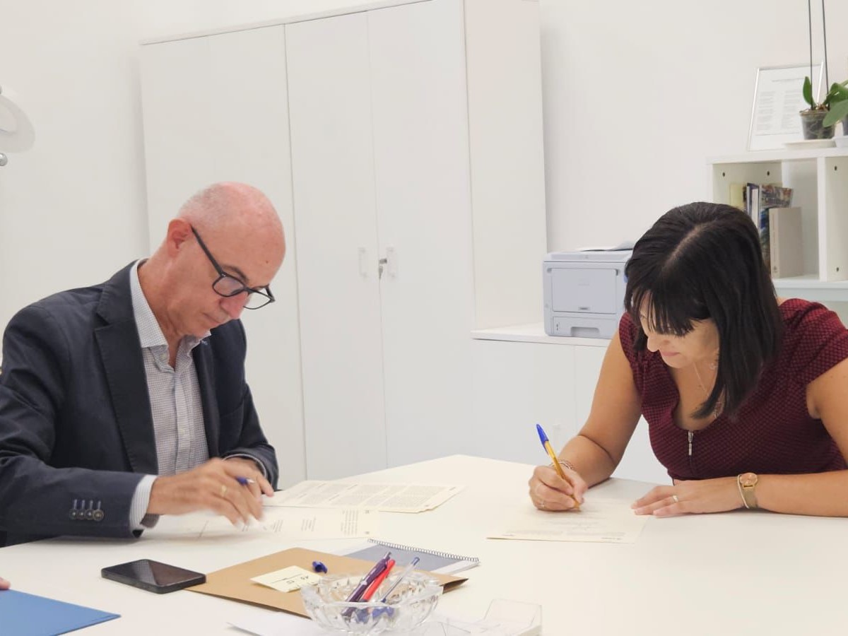 La Concejalía de Emprendimiento y AJEV firman un convenio para  impulsar emprendedores jóvenes
