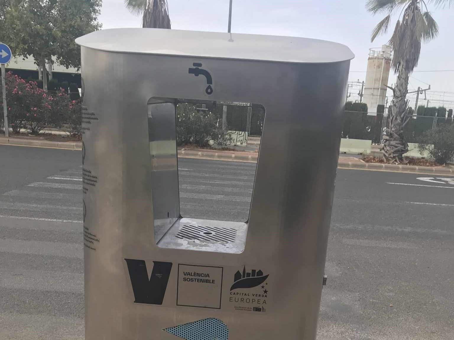 Veinte nuevos puntos de agua fría llegan a los barrios de València