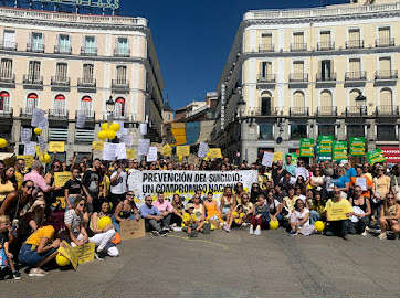 La asociación valenciana La Niña Amarilla lleva la prevención del suicidio por segundo año a las calles de Madrid