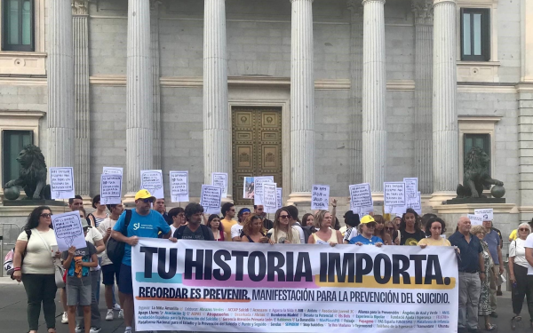 Más de 40 entidades marchan en Madrid para visibilizar la prevención del suicidio