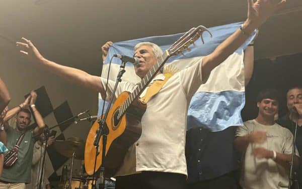 Noche de raíz en Valencia: Peteco Carabajal y voces de Alicante en La Peña del Reencuentro