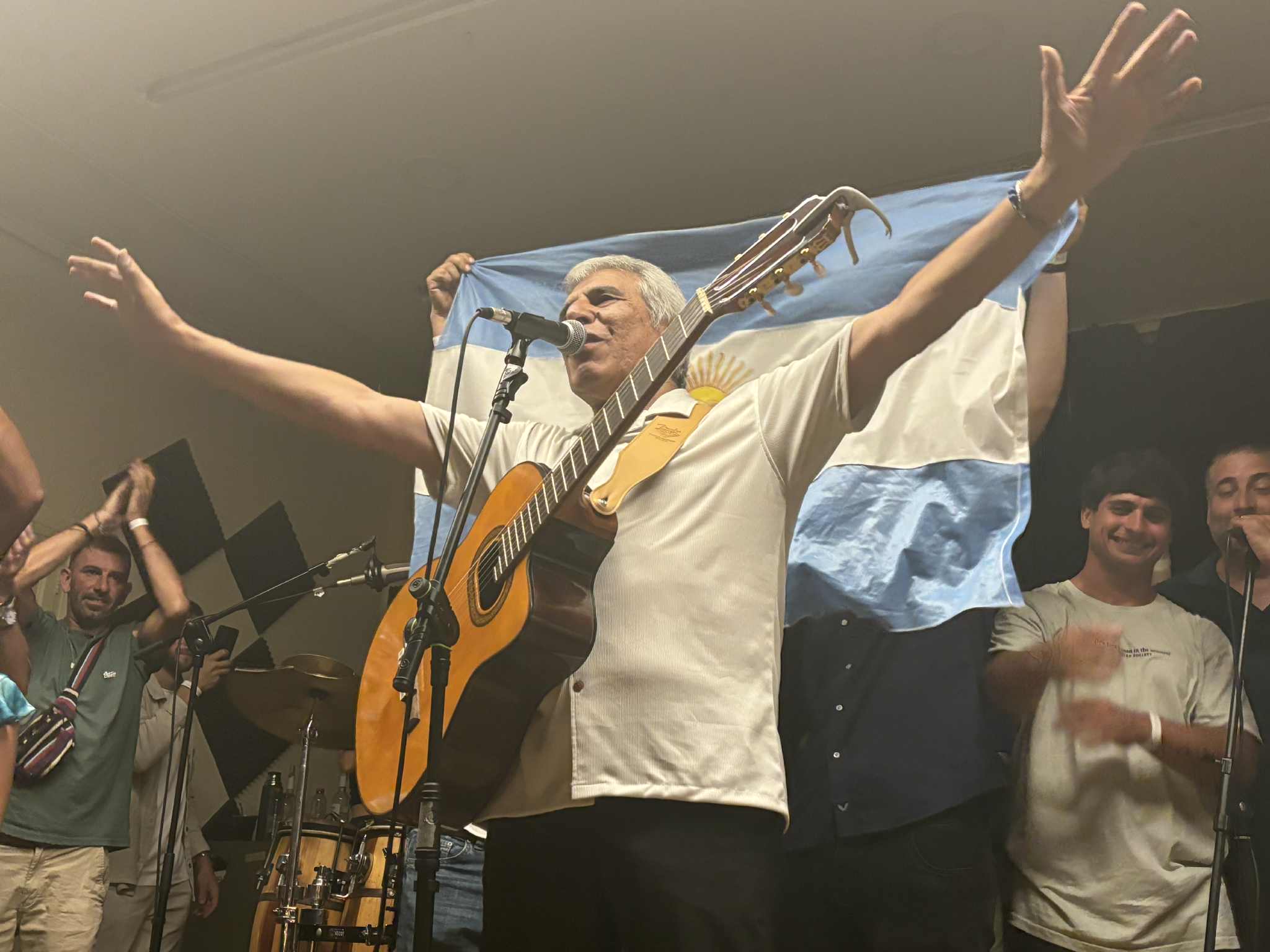 Noche de raíz en Valencia: Peteco Carabajal y voces de Alicante en La Peña del Reencuentro