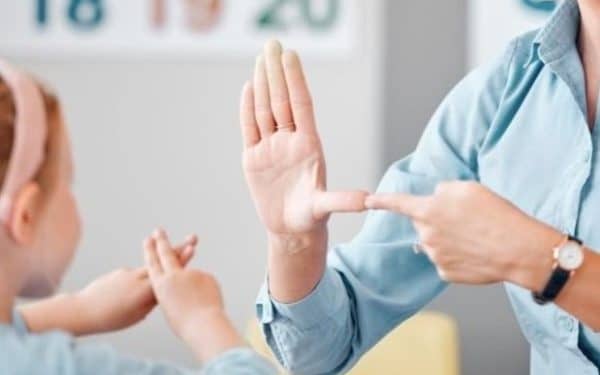 El Ayuntamiento respalda el proyecto educativo de AVS para la comunidad sorda y migrante