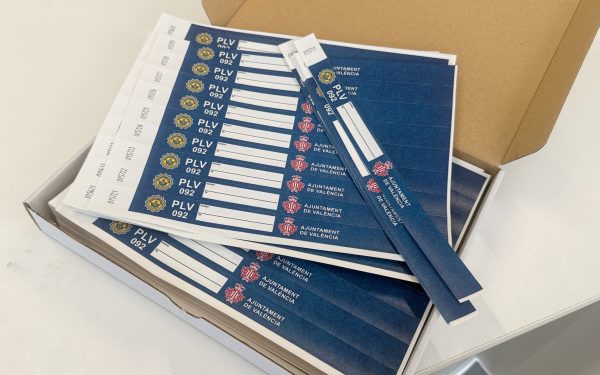 Pulseras identificativas para reforzar la seguridad infantil en las playas de València