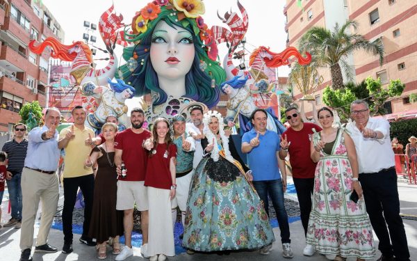La hoguera Florida-Portazgo logra el primer premio de Especial con ‘Gènesi’.