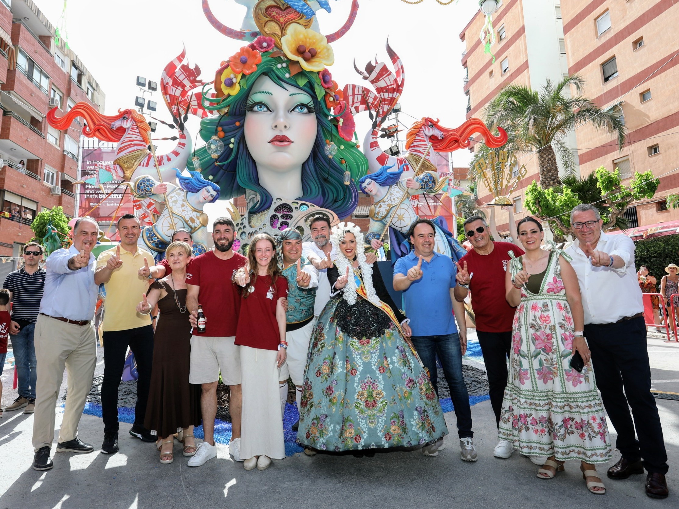 La hoguera Florida-Portazgo logra el primer premio de Especial con ‘Gènesi’.