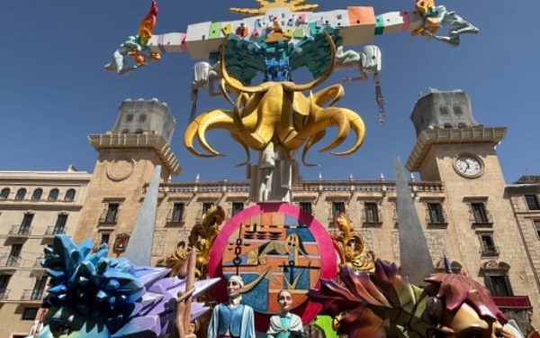 Alicante enciende sus Hogueras entre folclore, arte y encuentro multicultural