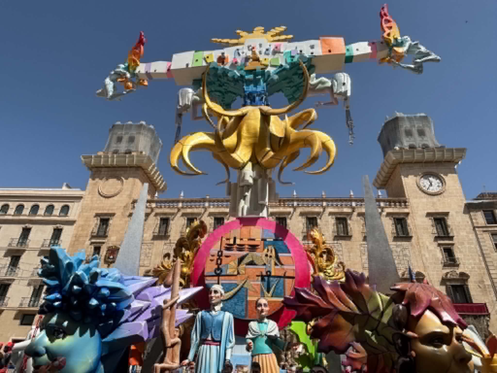 Alicante enciende sus Hogueras entre folclore, arte y encuentro multicultural