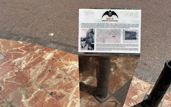La plaza del Ayuntamiento conserva el kilómetro cero del valencianismo