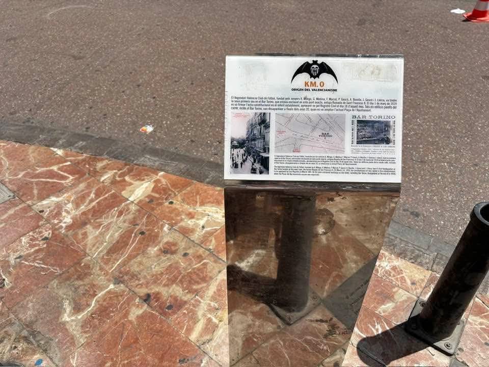 La plaza del Ayuntamiento conserva el kilómetro cero del valencianismo