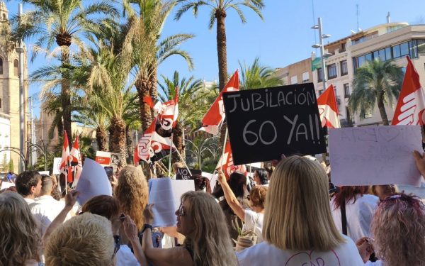 Las trabajadoras del SAD toman el centro de València por sus derechos laborales