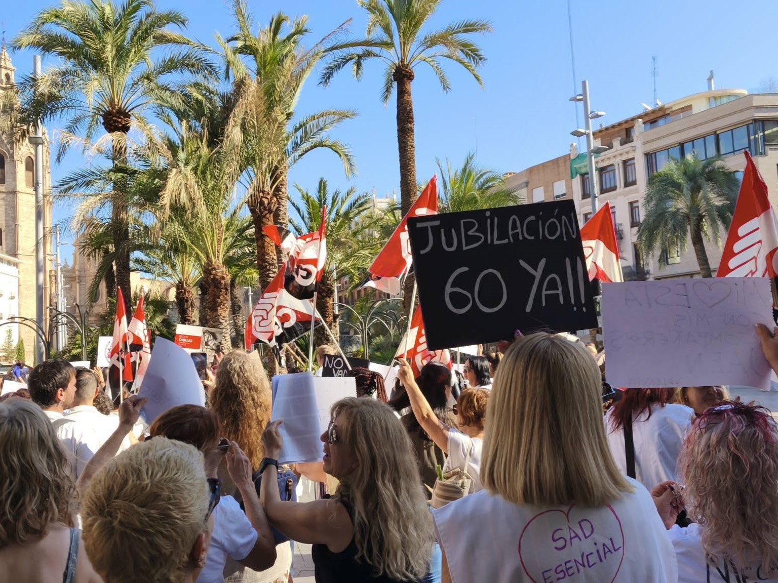 Las trabajadoras del SAD toman el centro de València por sus derechos laborales