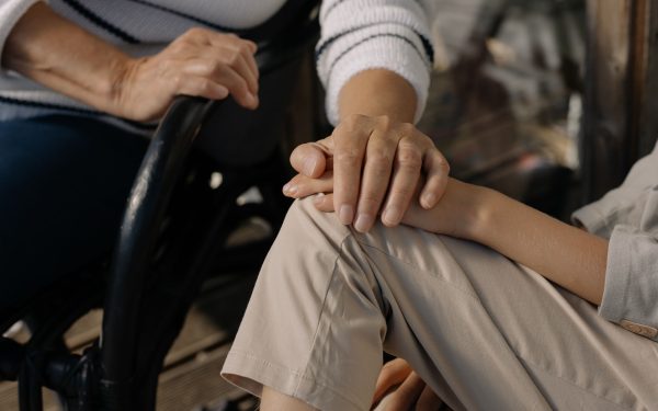 València refuerza la atención social con más recursos para la Teleasistencia y la ayuda a domicilio