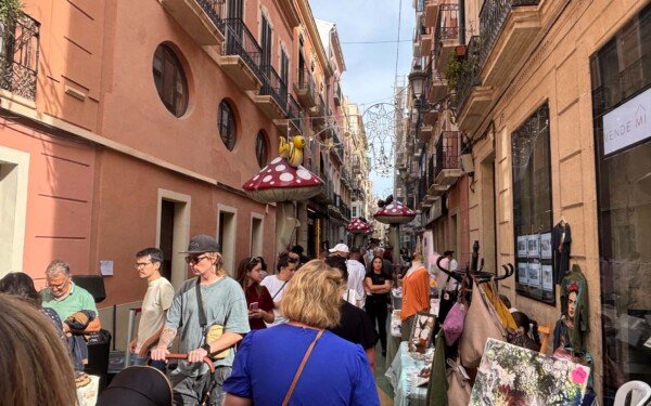 ‘Botigues al Carrer’ reúne a cientos de personas e impulsa el comercio local en Alicante