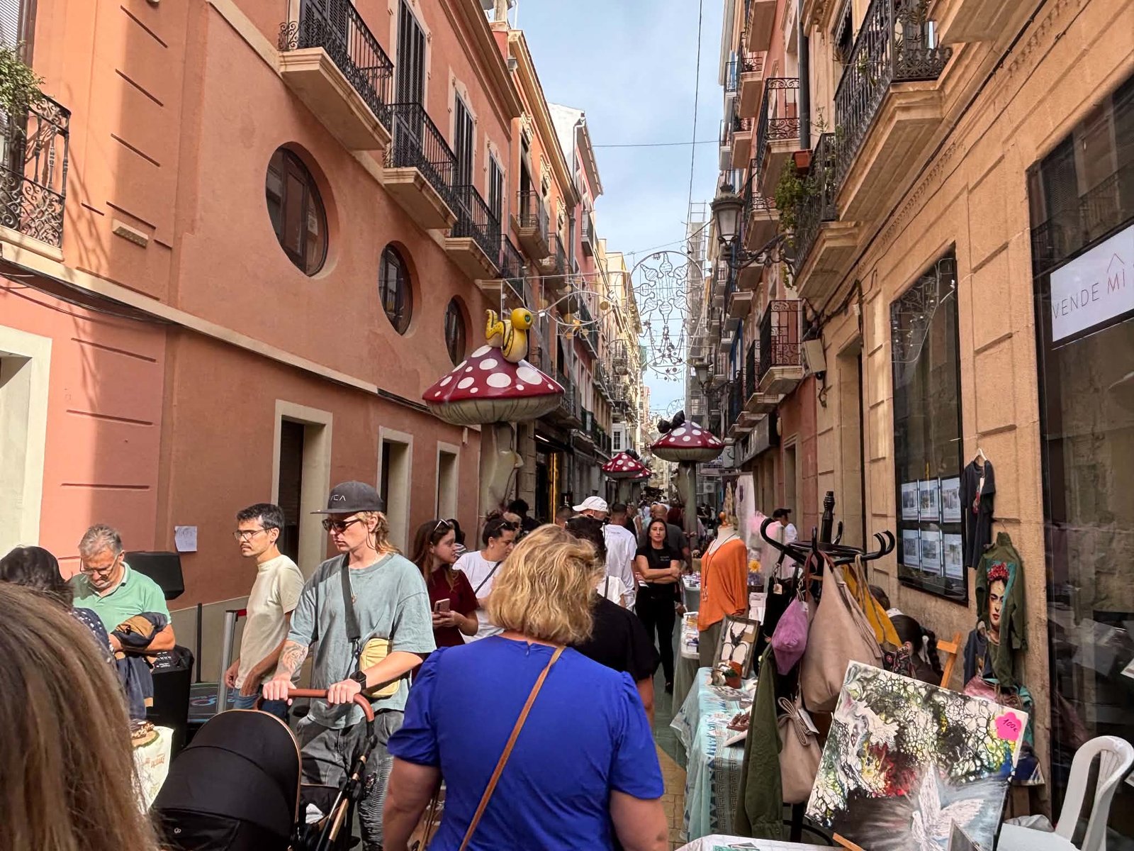 ‘Botigues al Carrer’ reúne a cientos de personas e impulsa el comercio local en Alicante