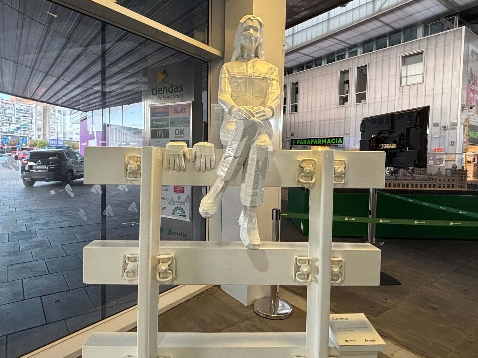 «Camino», la obra que rinde homenaje a las mujeres ferroviarias, en la estación Joaquín Sorolla de Valencia