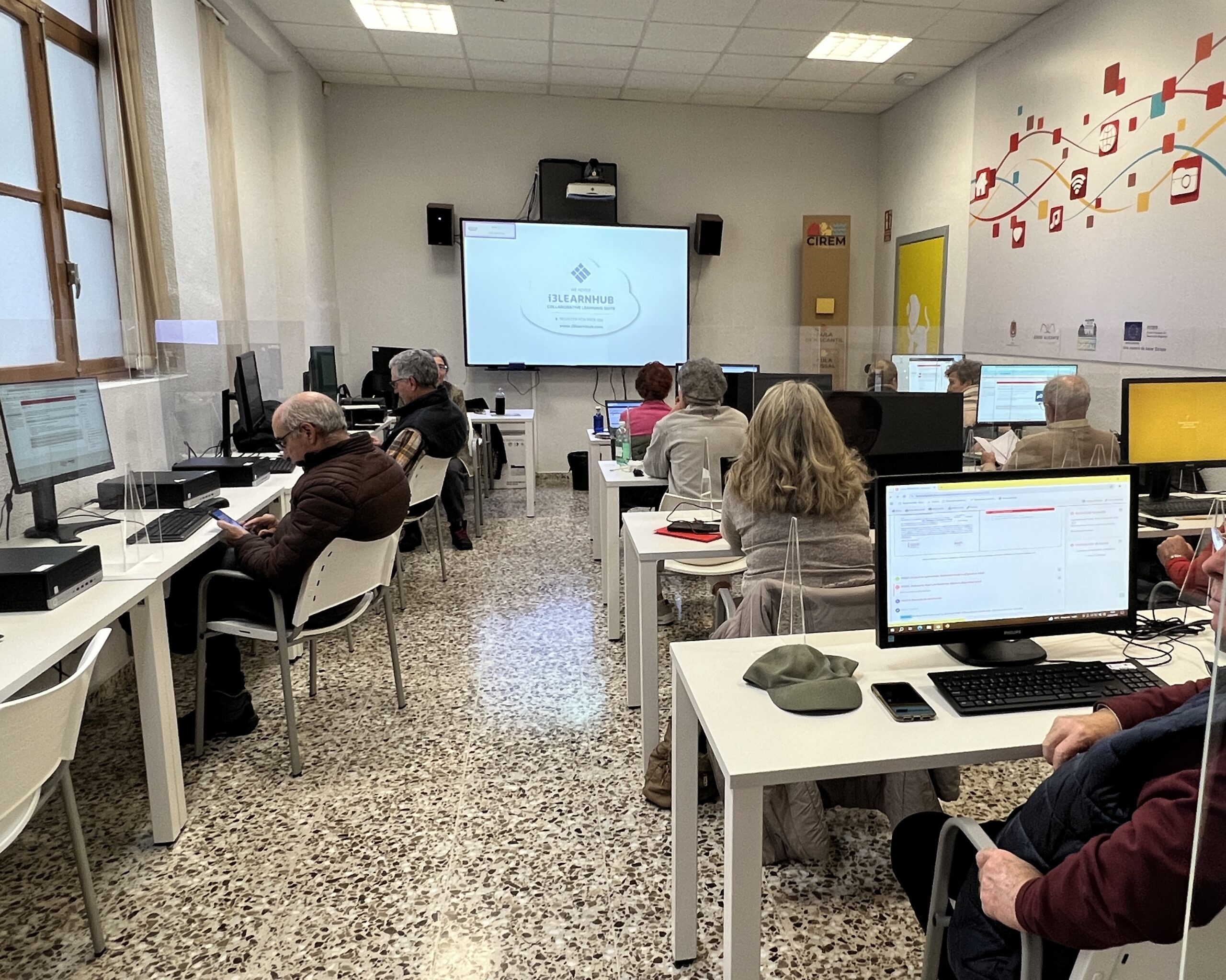 Más de 400 personas solicitan los cursos de competencias digitales en Alicante