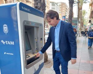 carlos de juan en las nuevas máquinas de recarga de abonos (1)