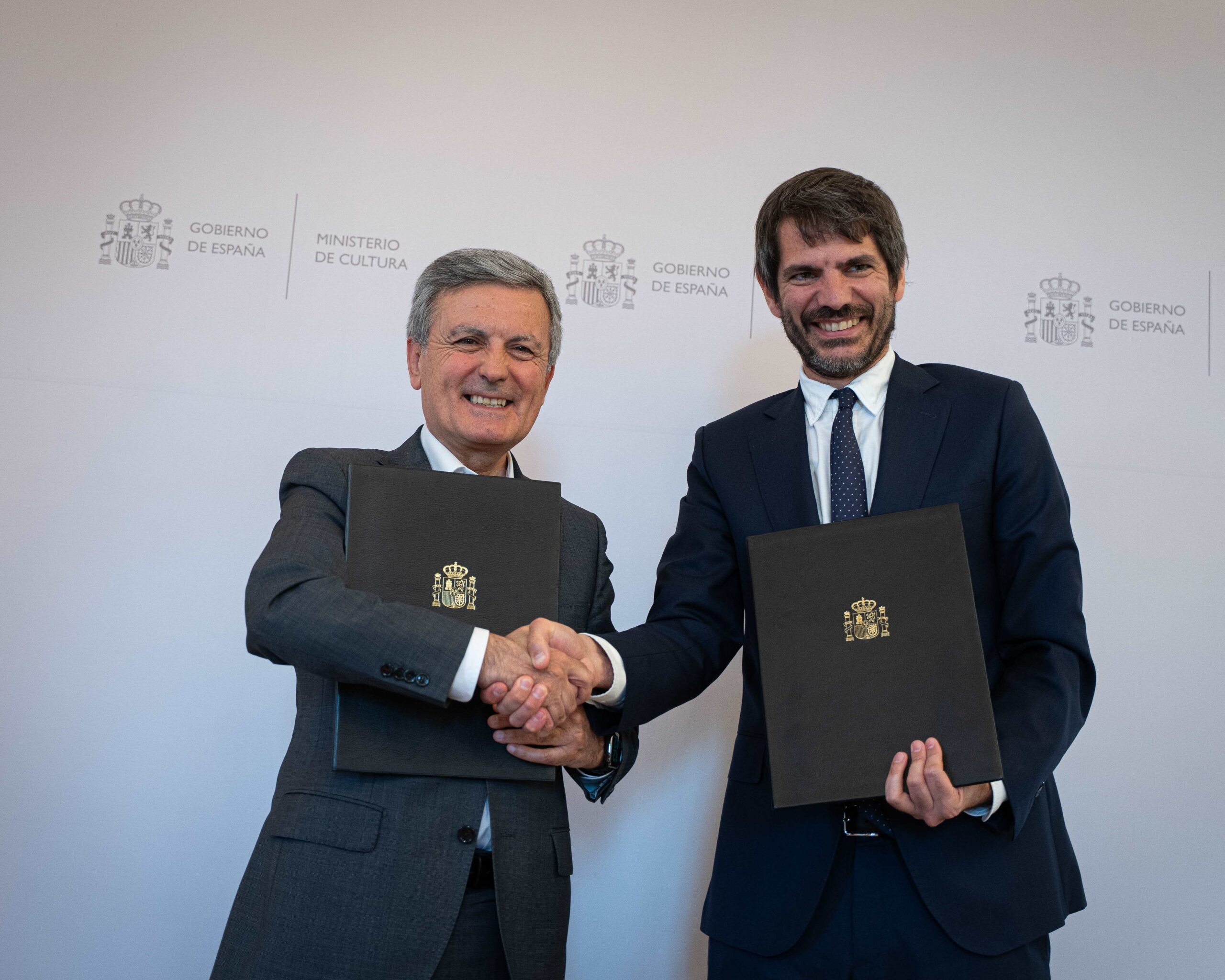 El Ministerio de Cultura y Correos firman un convenio para favorecer el comercio de las librerías de proximidad