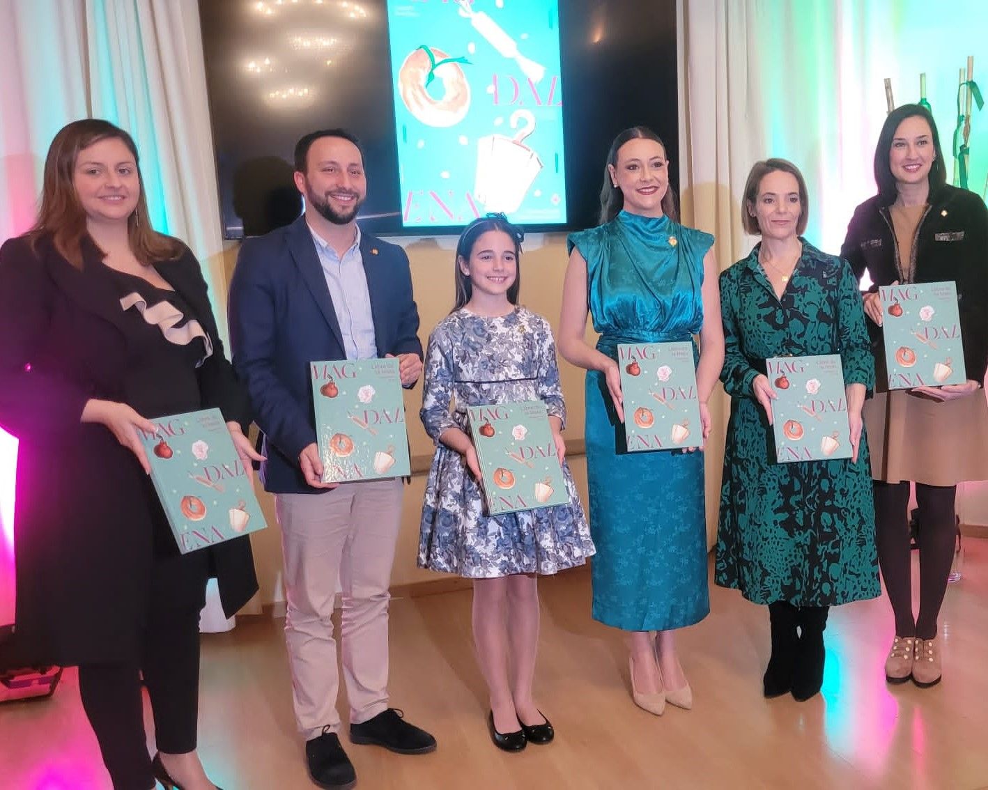 La concejal de Fiestas y las Reinas presentan el «Llibre de la Festa 2025»